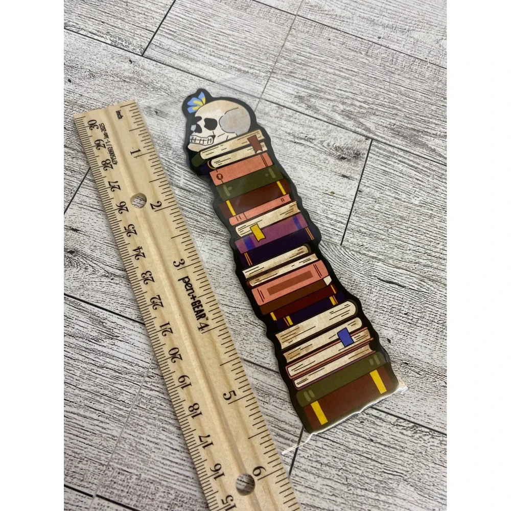 Skull & Stacked Books Bookmark - Gothic Dark Academia Gothic Memento Mori